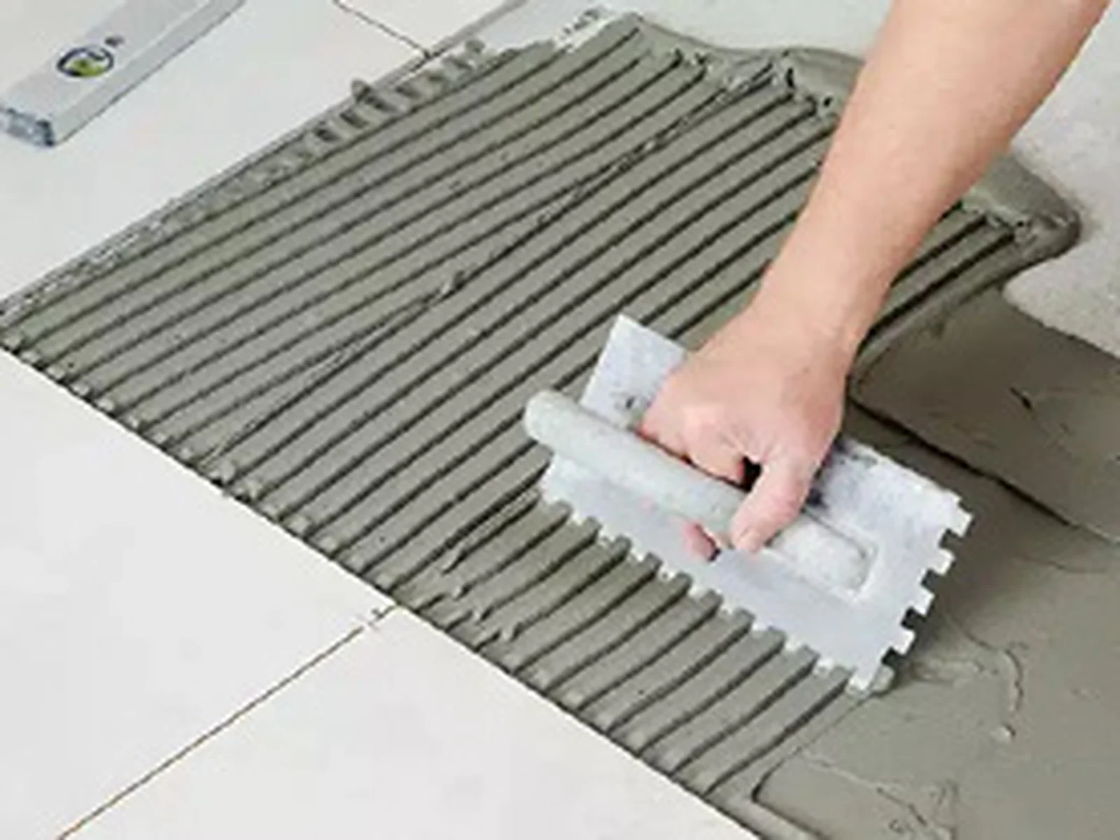 Trét keo lên nền bằng bay răng cưa