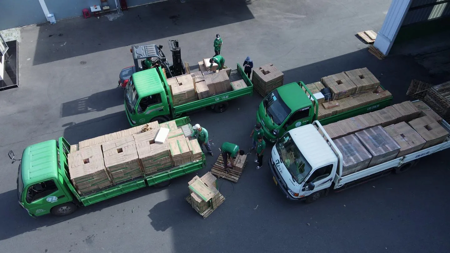 Bốc xếp hàng lên xe tải tại kho