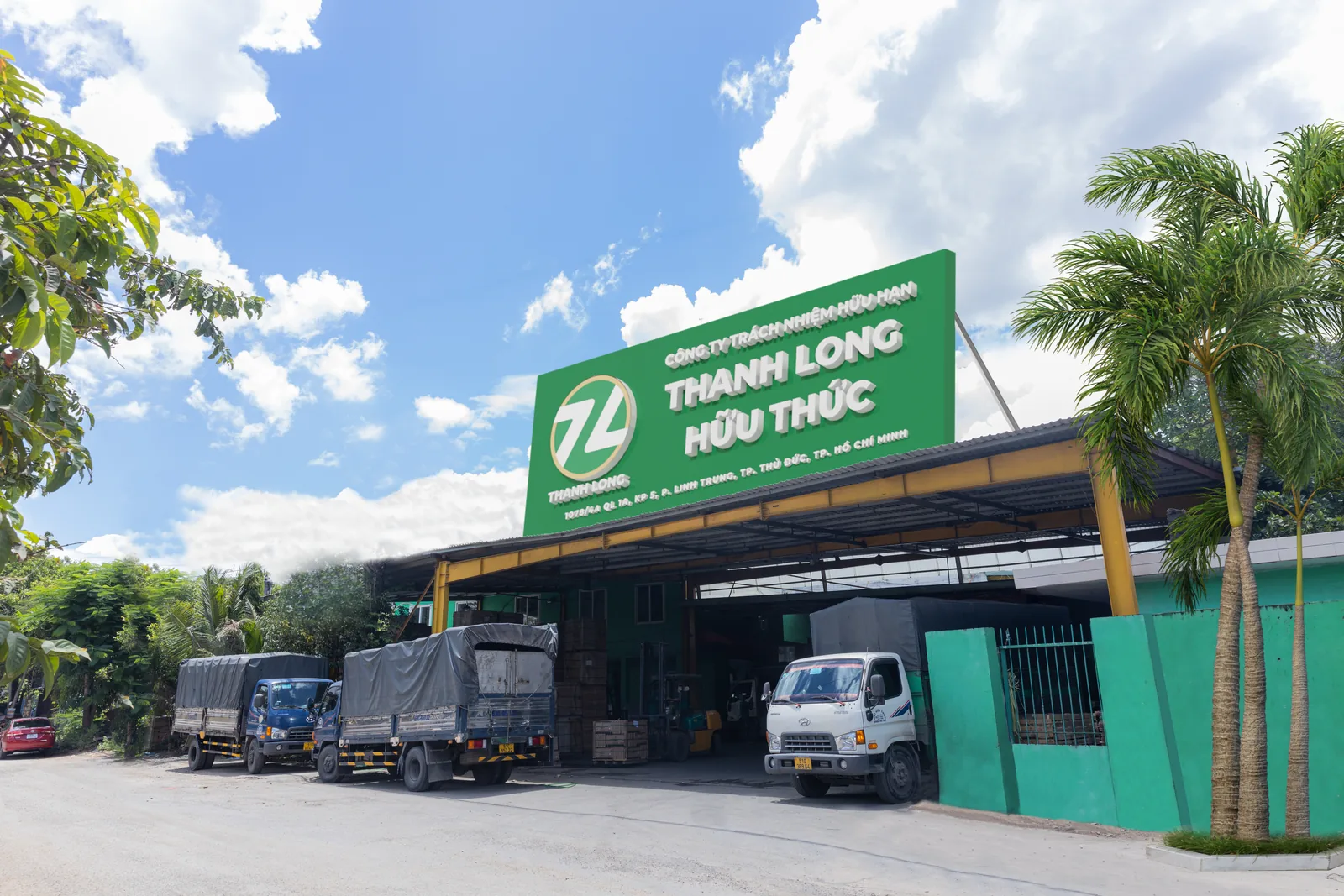 Cửa hàng Thanh Long Hữu Thức và đội xe giao hàng