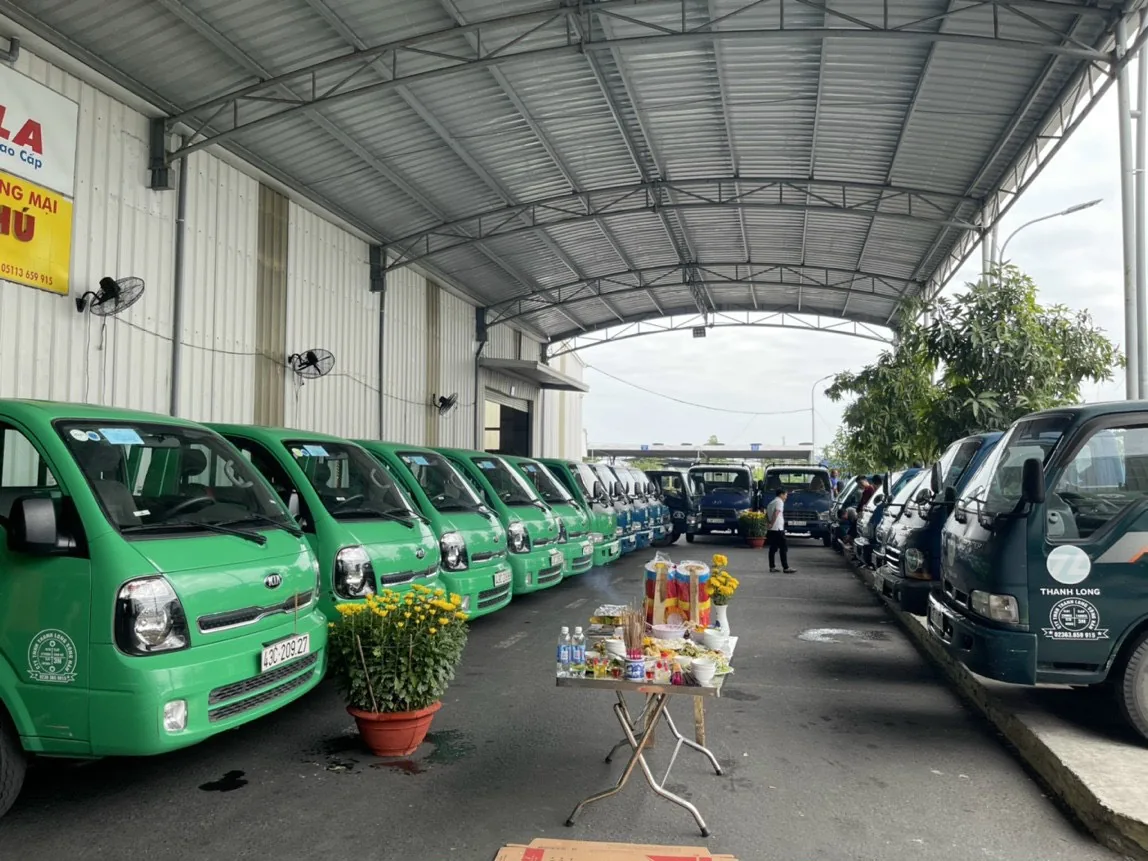 Đội xe tải Thanh Long xếp hàng tại chi nhánh Sông Hàn