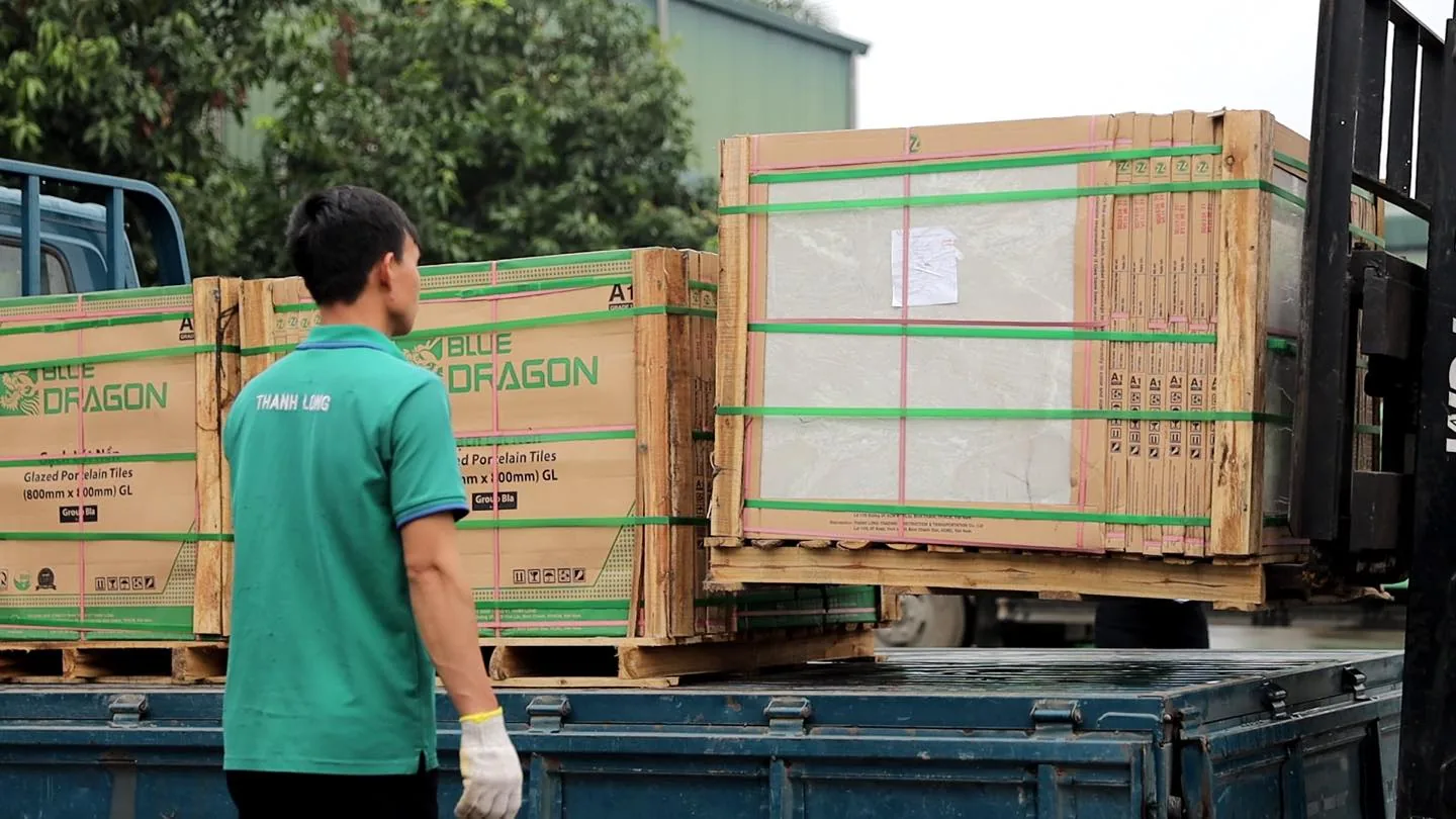 Nhân viên kho kiểm hàng trước khi giao