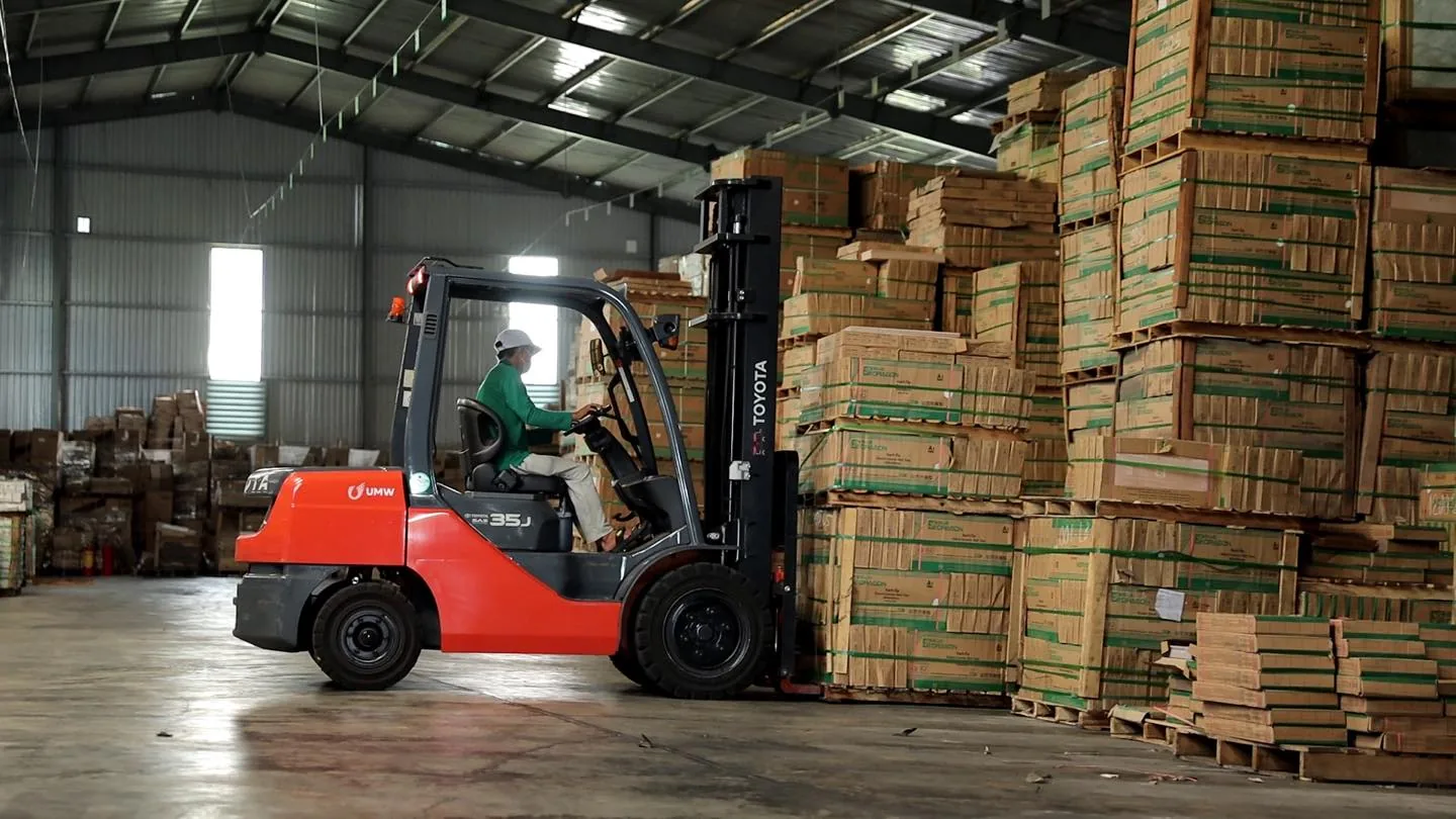 Xe nâng xếp pallet gạch trong kho