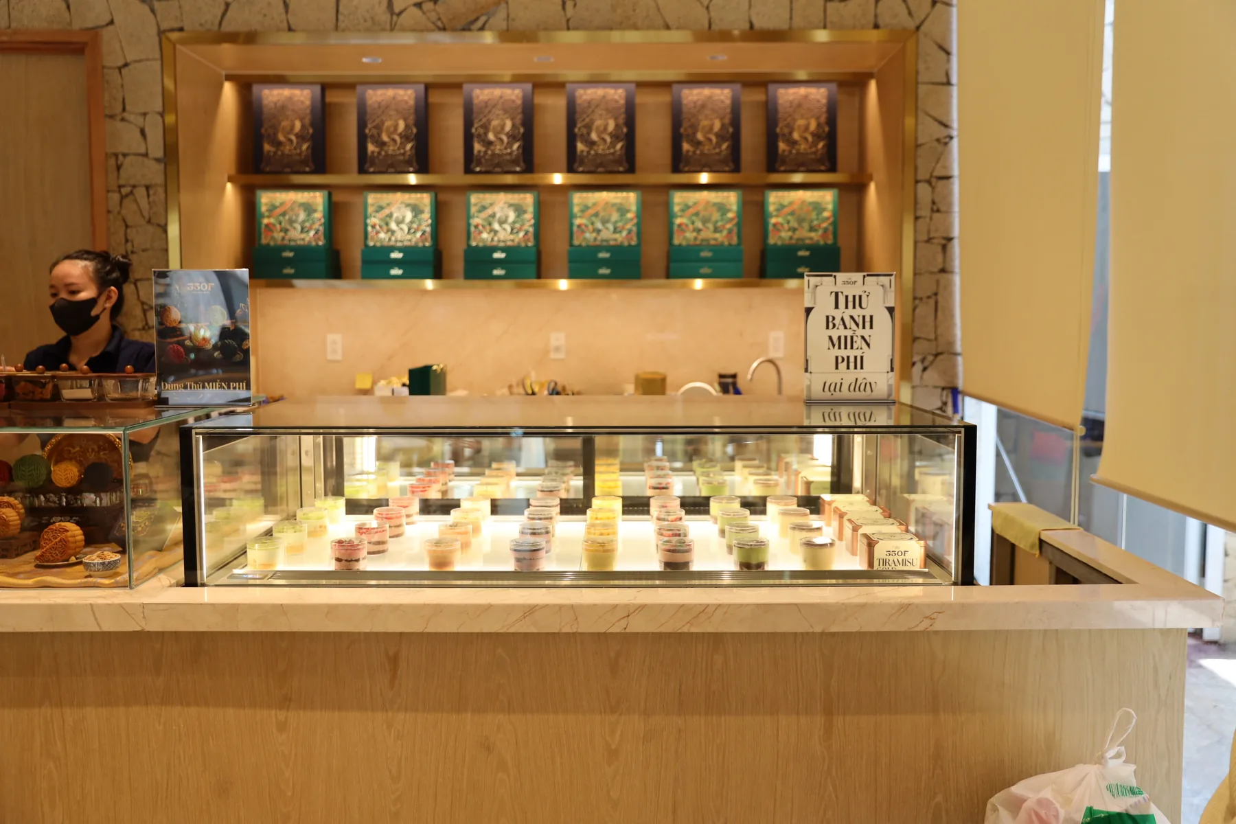 Mặt tiền tiệm bánh 350F – Dessert and Coffee tại TP. Hồ Chí Minh